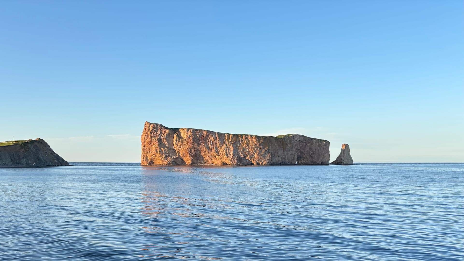 Le Rocher Percé au lever du soleil, vu depuis la mer
