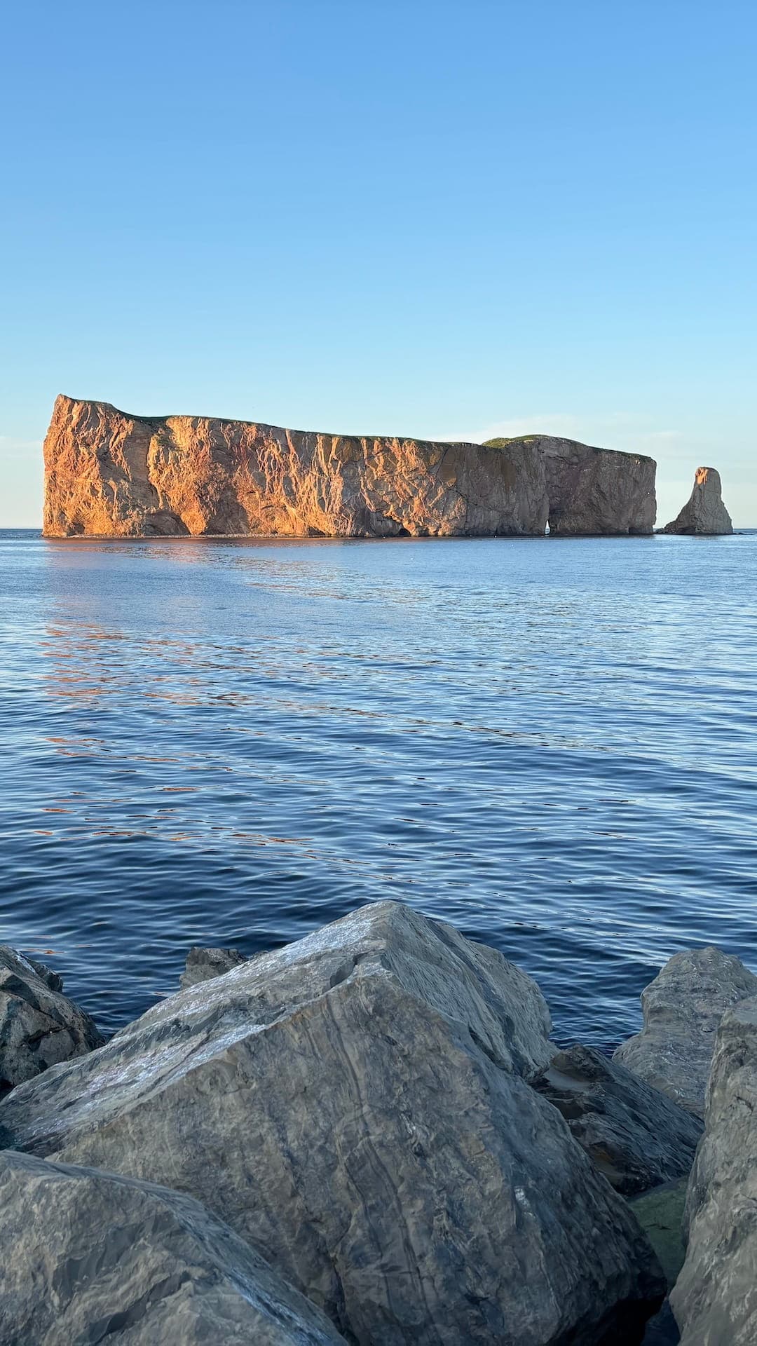 Le Rocher Percé au lever du soleil, vu depuis la mer